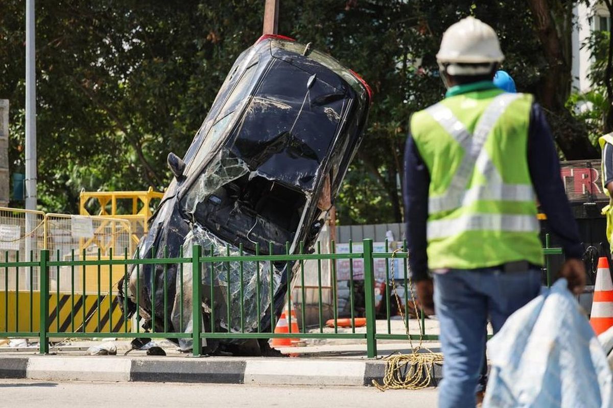 Sinkhole di Singapura Telan Mobil, Hanya 3 Menit Sopir Berhasil Dievakuasi