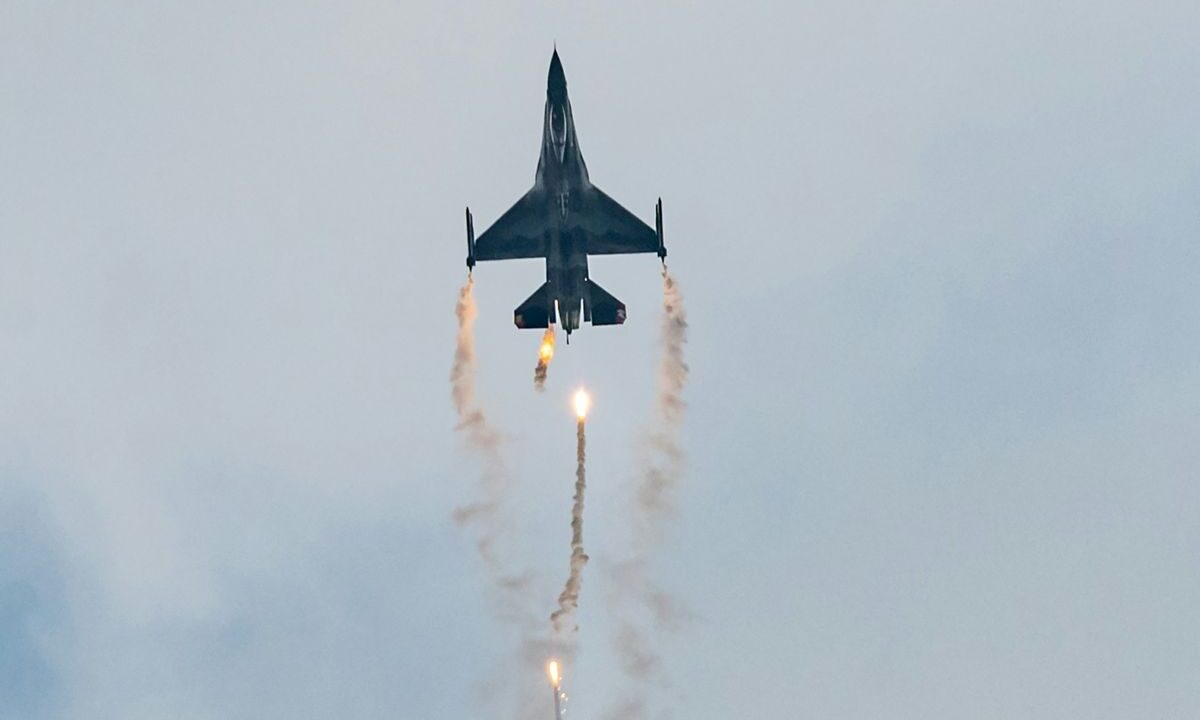 Jet Tempur AS Tembakkan Suar, Usir Pesawat di Atas Lapangan Golf Trump