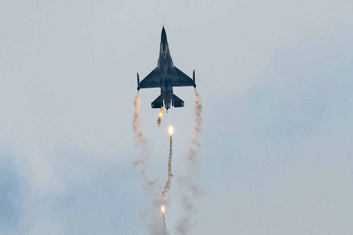Jet Tempur AS Tembakkan Suar, Usir Pesawat di Atas Lapangan Golf Trump